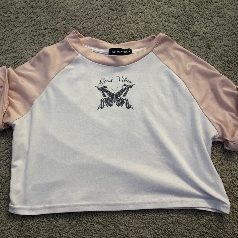Cute cropped shirt